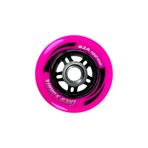 Rueda de patín de 100 mm en color rosa brillante con núcleo negro, modelo 82A para uso en asfalto rugoso.