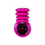 Rueda de patín de 100 mm en color rosa brillante, con núcleo negro y textura lisa, modelo 82A para mayor tracción en asfalto rugoso.