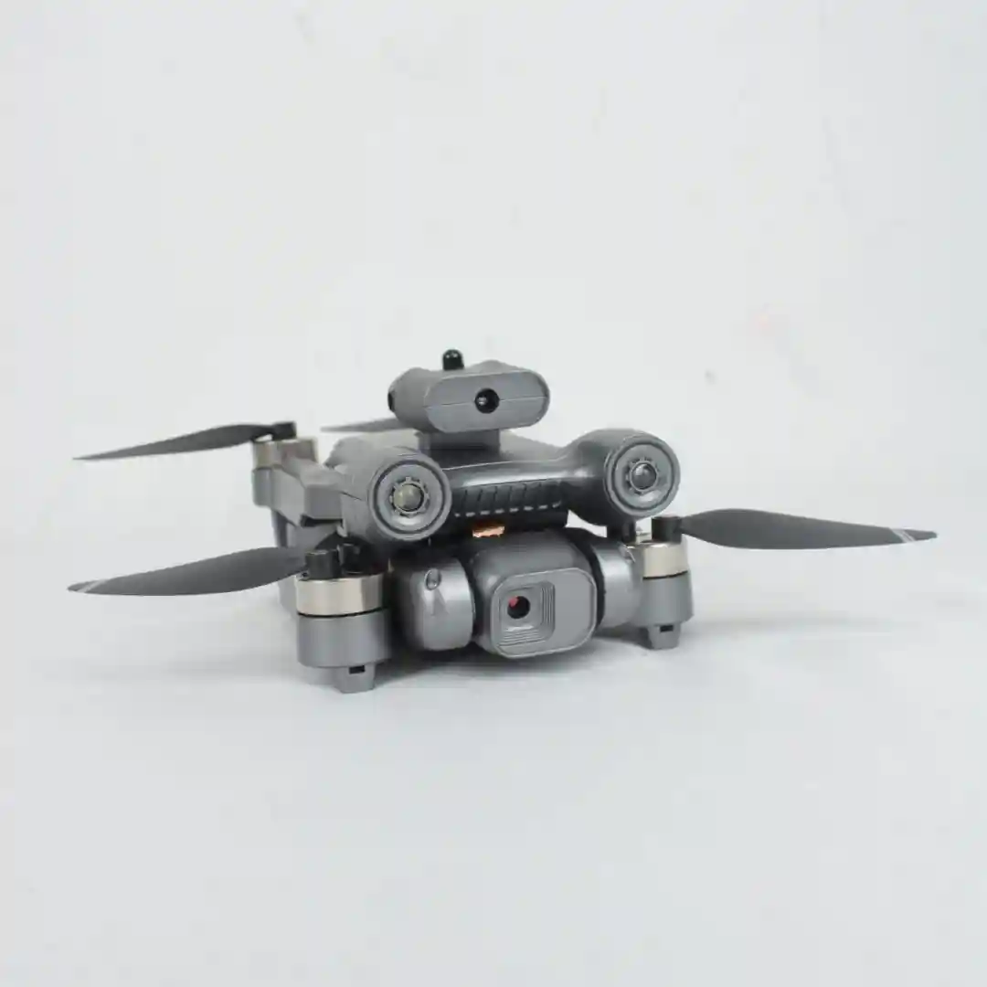 Cuadricóptero plegable gris con cámara frontal y sensores laterales para evitación de obstáculos, mostrando hélices desplegadas y estructura compacta.