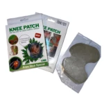 Pack de cuatro parches autocalentantes para rodillas, presentados en dos cajas blancas con ilustraciones de aplicación y un parche individual visible en bolsa transparente de color gris oscuro.