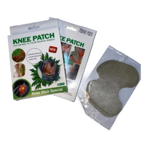 Pack de cuatro parches autocalentantes para rodillas, presentados en dos cajas blancas con ilustraciones de aplicación y un parche individual visible en bolsa transparente de color gris oscuro.