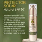 Protector solar natural SPF 50 de Pharma Dream en presentación de 50 ml, con bomba dispensadora y etiqueta verde, sobre pedestal blanco rodeado de plantas tropicales.