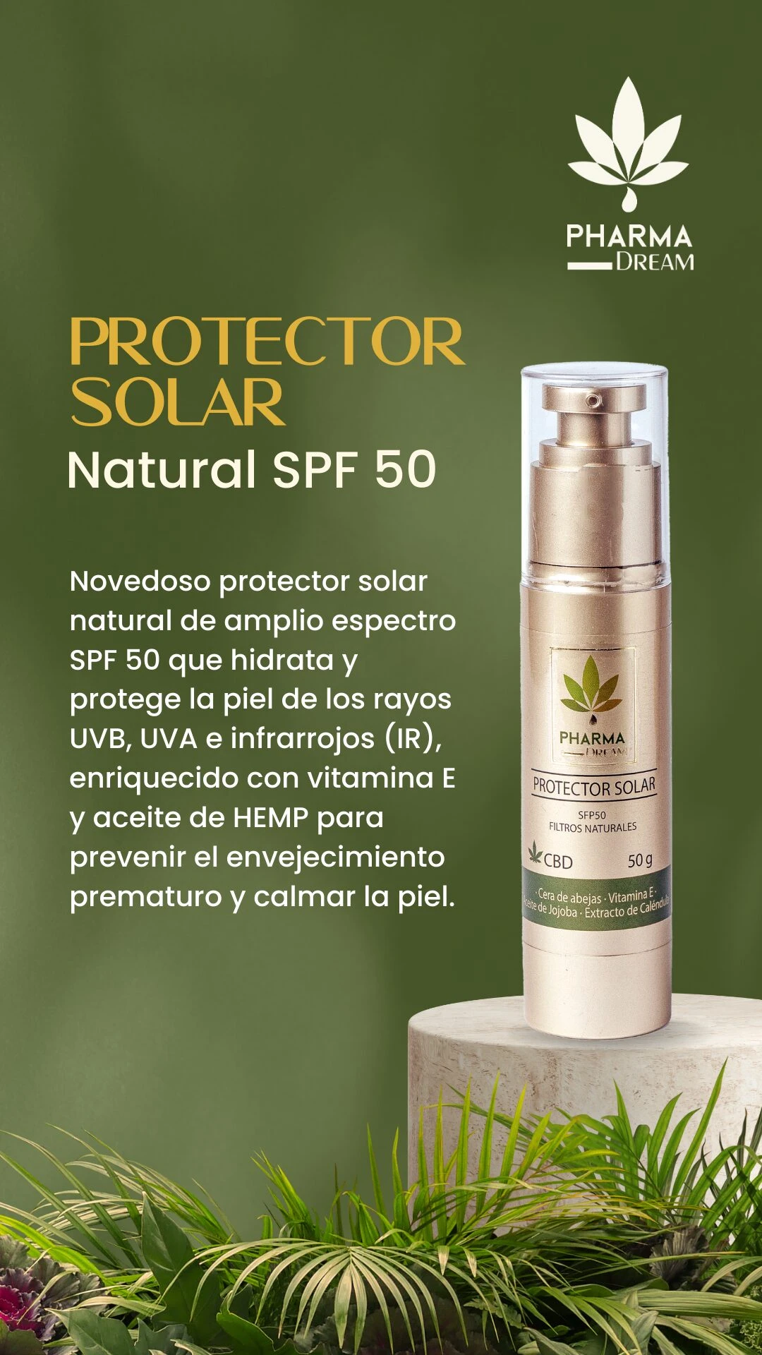 Protector solar natural SPF 50 de Pharma Dream en presentación de 50 ml, con bomba dispensadora y etiqueta verde, sobre pedestal blanco rodeado de plantas tropicales.