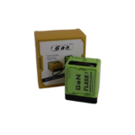 Cargador portátil GaN en verde lima con base negra, acompañado de su caja amarilla. Diseño compacto, ideal para carga rápida de dispositivos móviles.