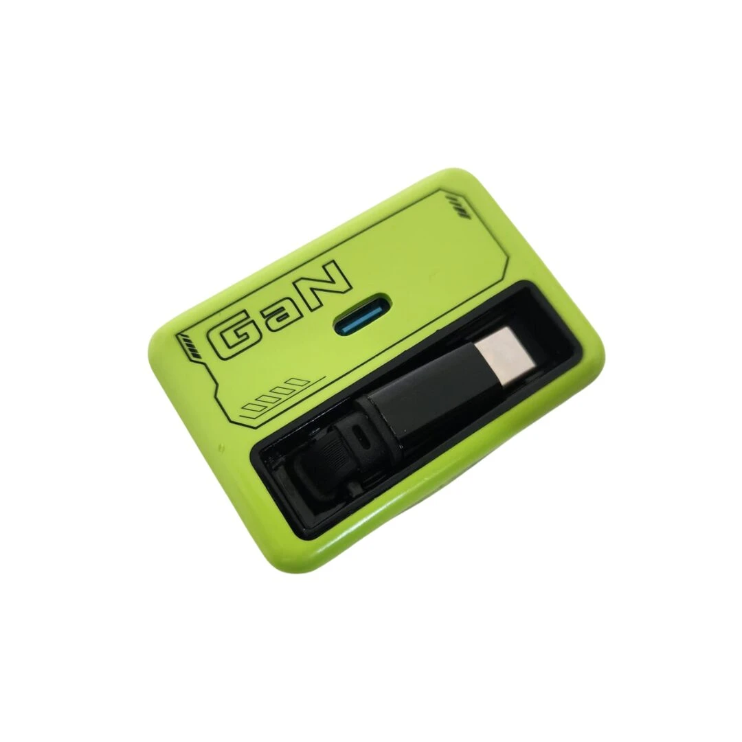 Cargador portátil GaN en color verde lima, con puerto USB-C visible y diseño compacto para carga rápida.