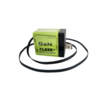 Cargador portátil GaN de carga rápida, color verde lima con enchufe tipo estadounidense y cable negro enrollado.