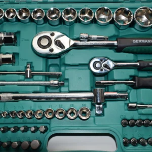Kit de 82 piezas para reparar tornillos con precisión, incluye llaves de impacto, brocas y accesorios organizados en caja verde.