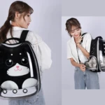 Mochila tipo cápsula para mascotas de hasta 12 kg, con diseño de gato negro y blanco, ventana transparente y ventilación lateral.