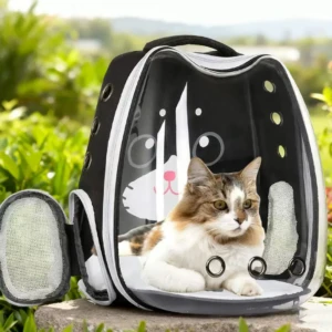 Mochila tipo cápsula para mascotas de hasta 12 kg, color negro con detalles blancos, con panel frontal transparente y una gata acostada dentro.