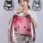 Mochila transparente con diseño de Hello Kitty en rosa, con gato gris dentro. Incluye asa superior y ventilación lateral. Ideal para transporte de mascotas pequeñas.