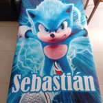 Cobija personalizada de 1,40m con diseño de Sonic the Hedgehog y nombre "Sebastián" en letras blancas sobre fondo azul eléctrico.