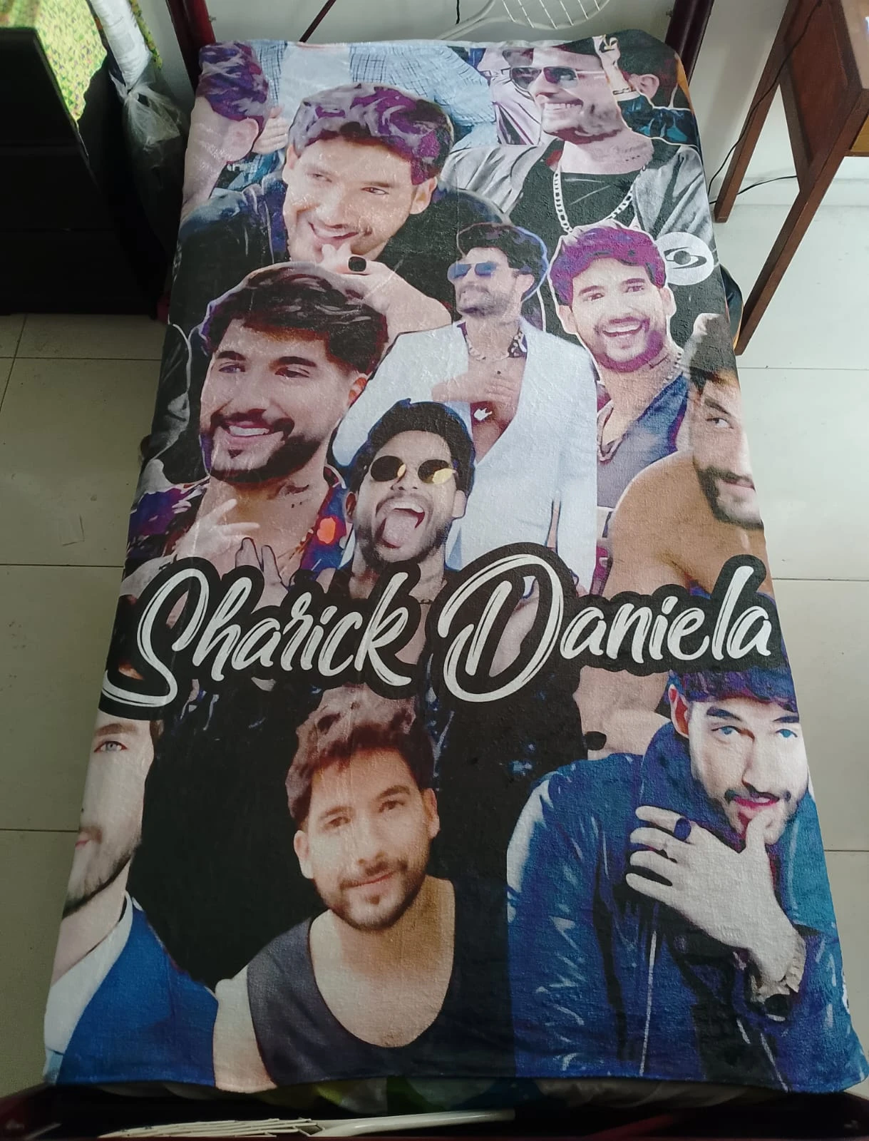 Cobija personalizada de 1,40m con estampado de múltiples retratos de Sharick y Daniela sobre fondo blanco.