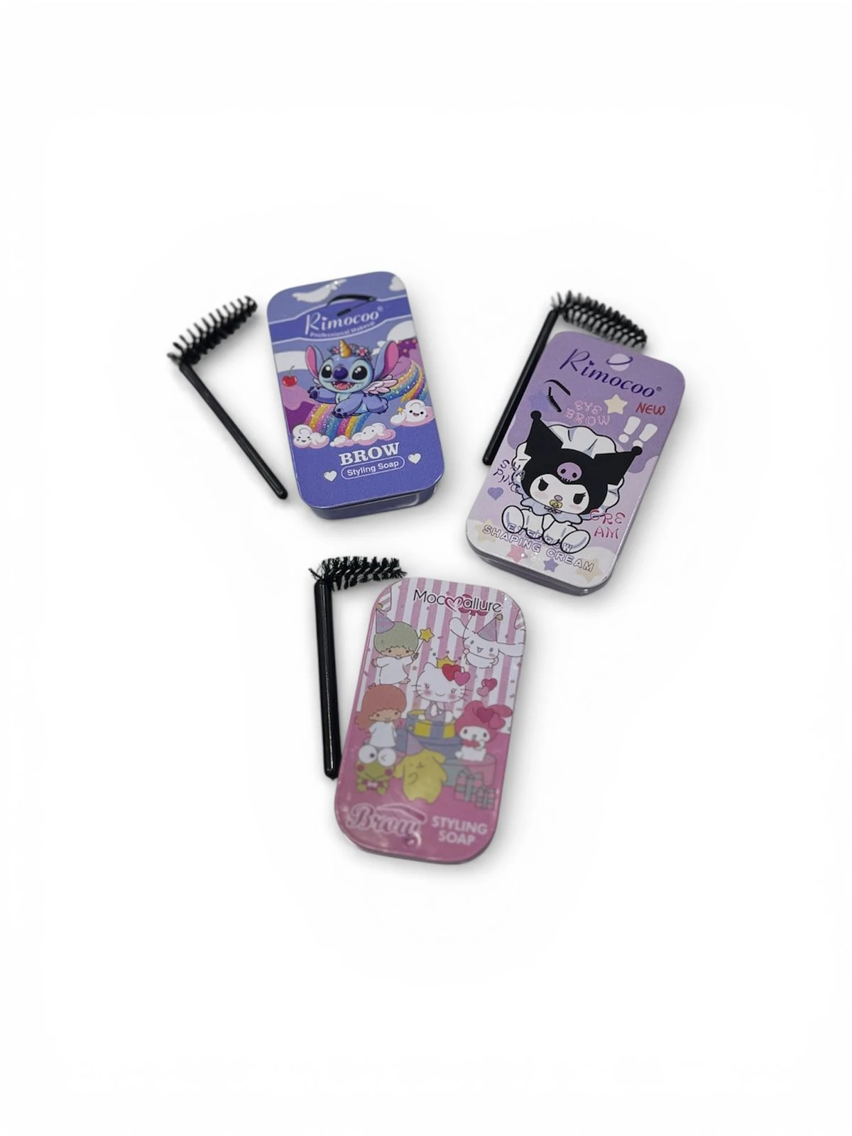 Tres estuches rectangulares de jabón para cejas con diseño de personajes Sanrio, cada uno acompañado de un cepillo negro.