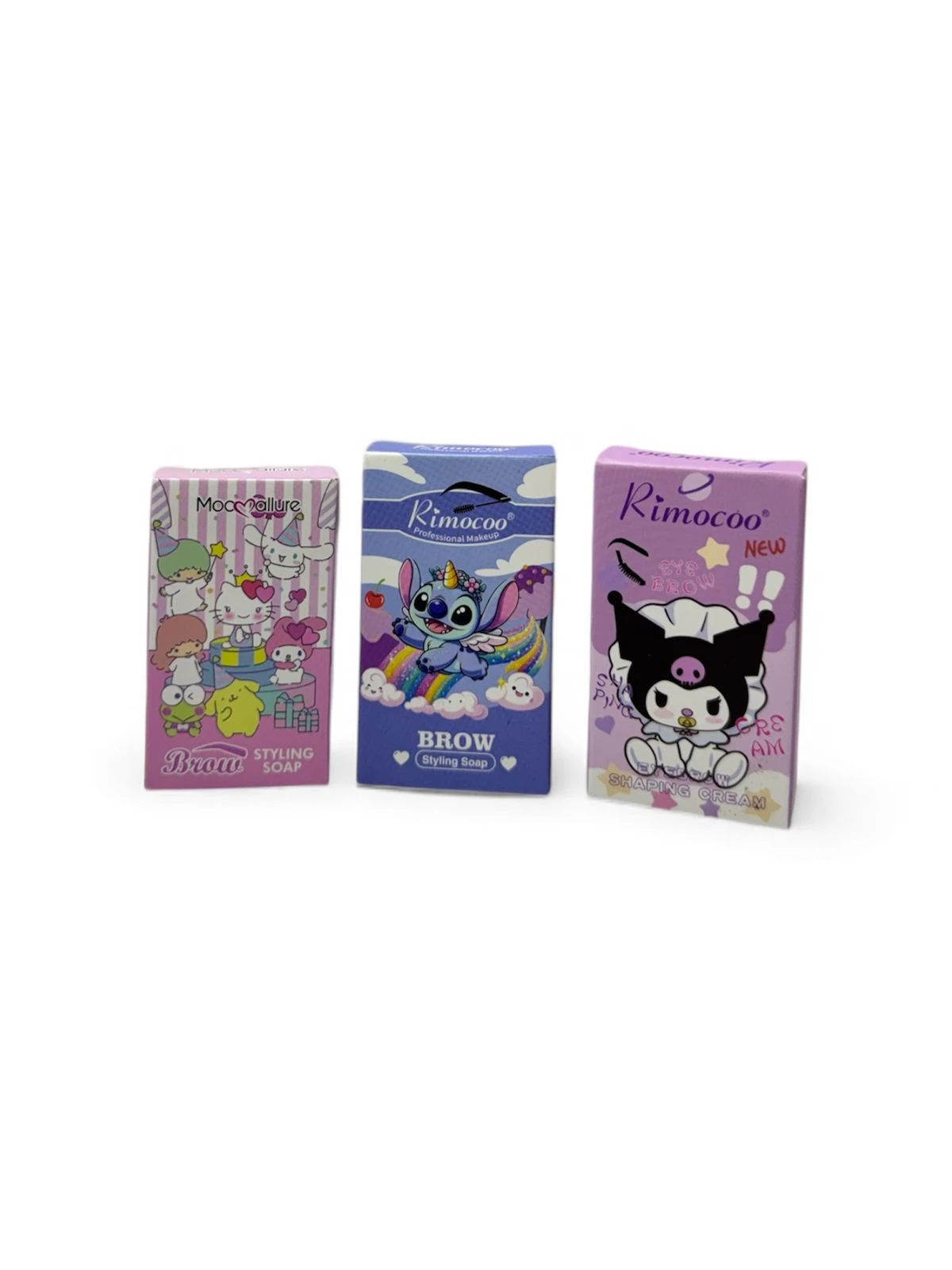 Tres cajas de jabón para cejas intactas, presentadas en colores rosa, azul y morado, con diseños de personajes animados y texto visible en cada empaque.