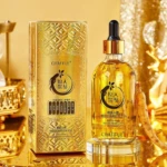 Sérum facial de ginseng anti edad en frasco de vidrio ámbar con cuentagotas, acompañado de su caja dorada con diseño geométrico, sobre fondo brillante con elementos decorativos.