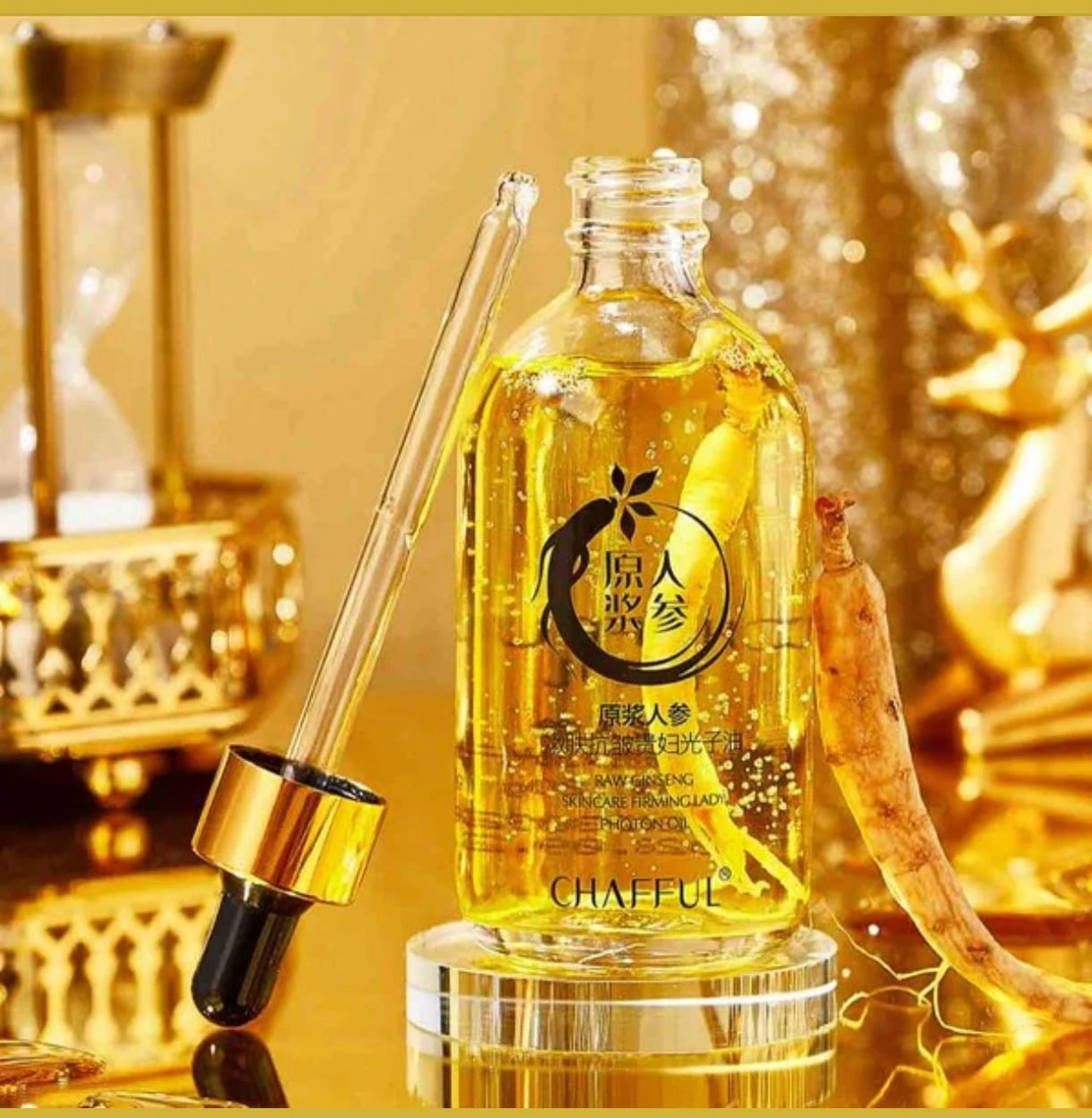 Bote de vidrio transparente con sérum facial dorado, etiqueta que muestra raíz de ginseng y gotero de vidrio con tapa metálica, sobre base reflectante con decoración dorada al fondo.
