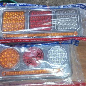 Dos regletas Stoptriple redondas con 92 LEDs, una en amarillo y otra en rojo, mostrando sus luces frontales y traseras en empaque transparente.