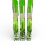 Tres tubos de brillo labial con Aloe Vera en presentación vertical, con tapa verde brillante y etiqueta que muestra hojas de aloe vera.
