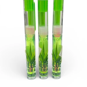 Tres tubos de brillo labial con Aloe Vera en presentación vertical, con tapa verde brillante y etiqueta que muestra hojas de aloe vera.