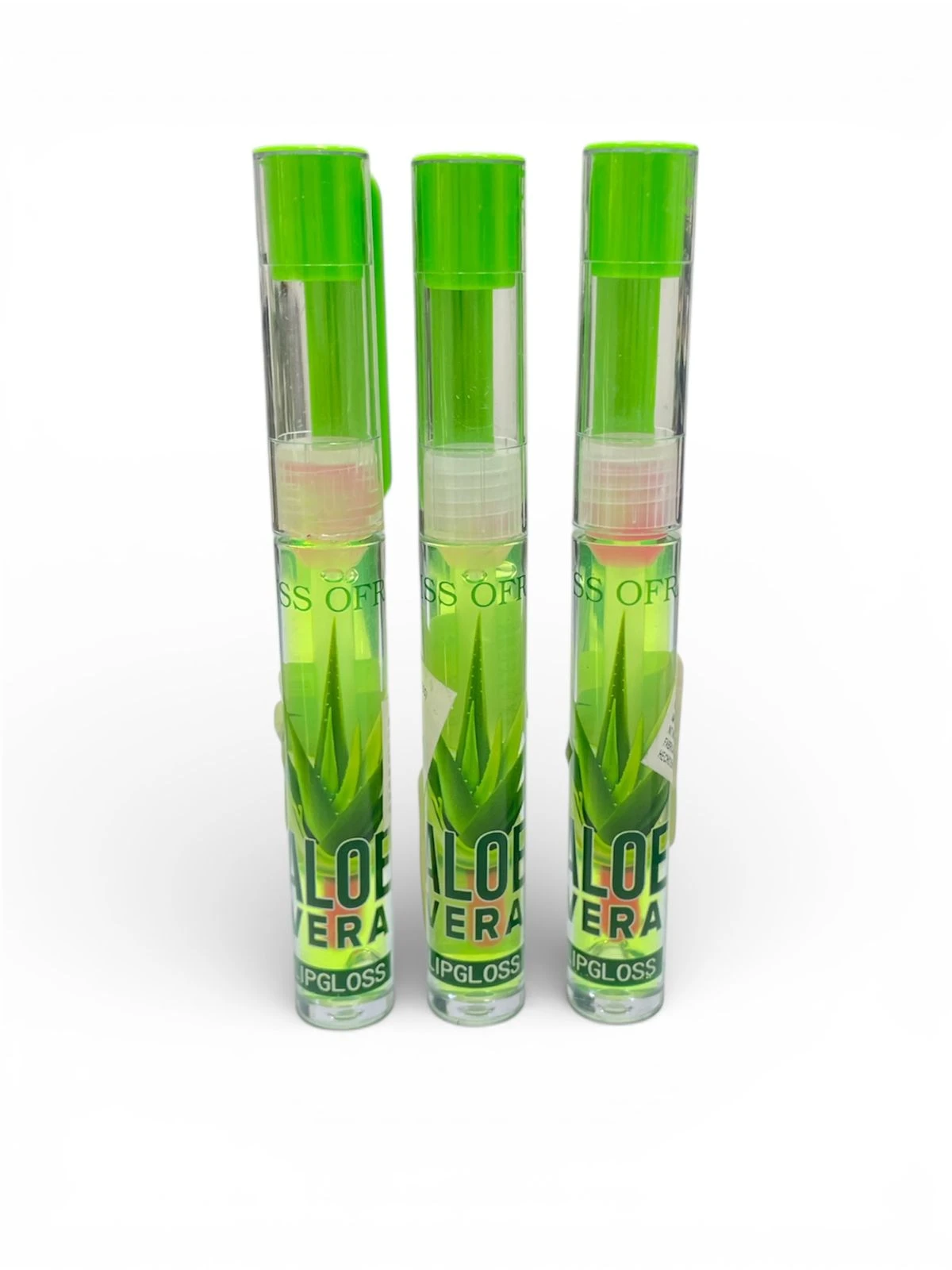 Tres tubos de brillo labial con Aloe Vera en presentación vertical, con tapa verde brillante y etiqueta que muestra hojas de aloe vera.