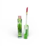 Brillo labial con Aloe Vera en presentación verde, con aplicador de silicona y tapa removible, mostrando textura brillante y color rosa claro.
