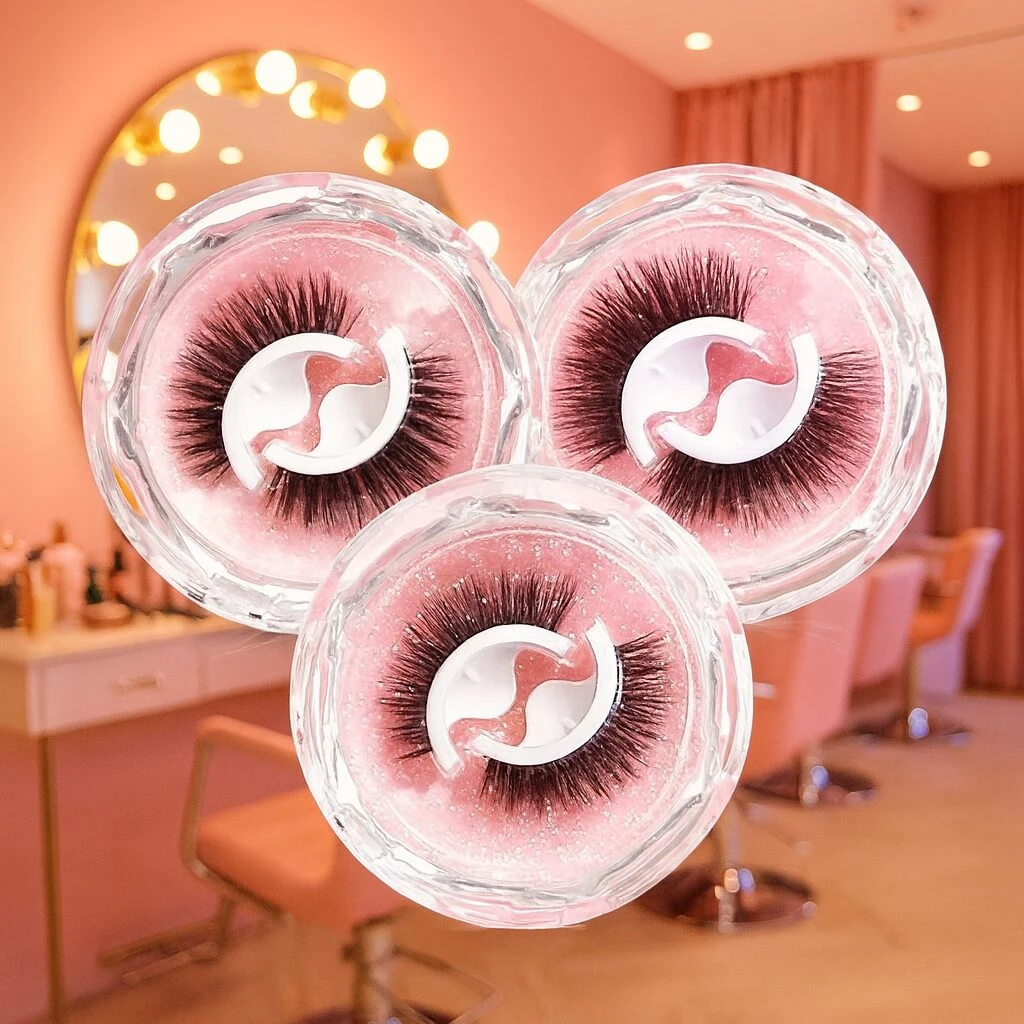 Tres pares de pestañas autoadhesivas reutilizables sin pegamento, presentadas en contenedores transparentes con fondo rosa brillante.