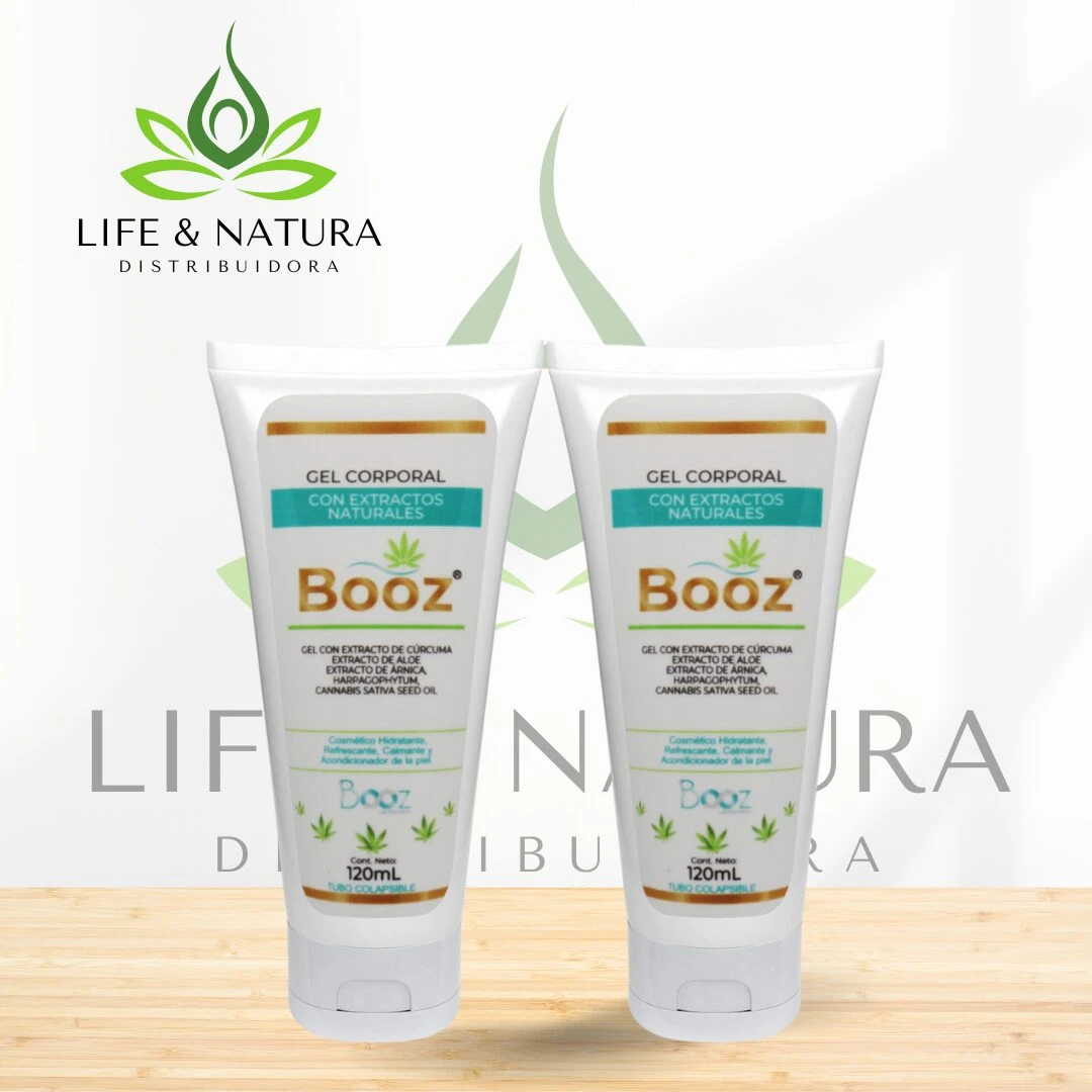 Dos tubos de gel corporal Booz con aloe y cúrcuma, 120 ml cada uno, sobre superficie de madera clara. Etiqueta blanca con detalles en verde y dorado. Logotipo Life & Natura en fondo.