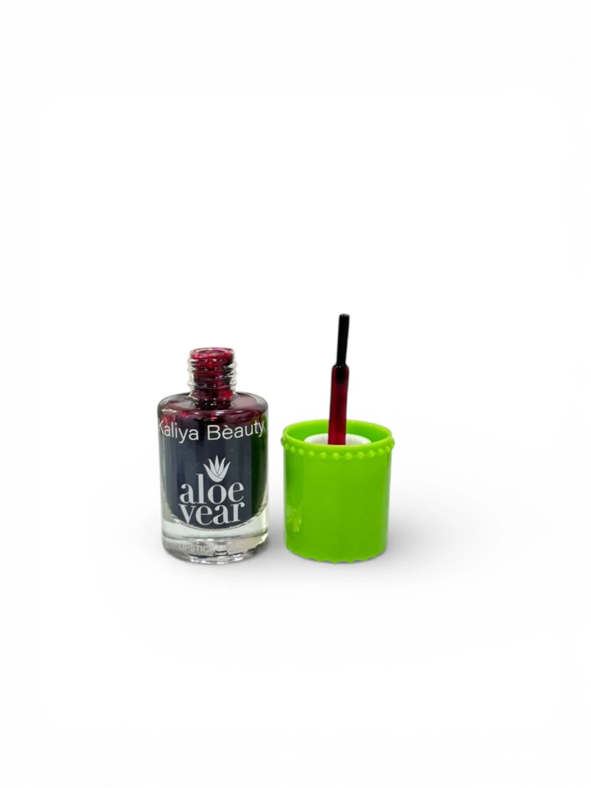 Bote de esmalte labial rojo con tapa verde brillante y pincel incluido, etiqueta que indica Aloe Vera.