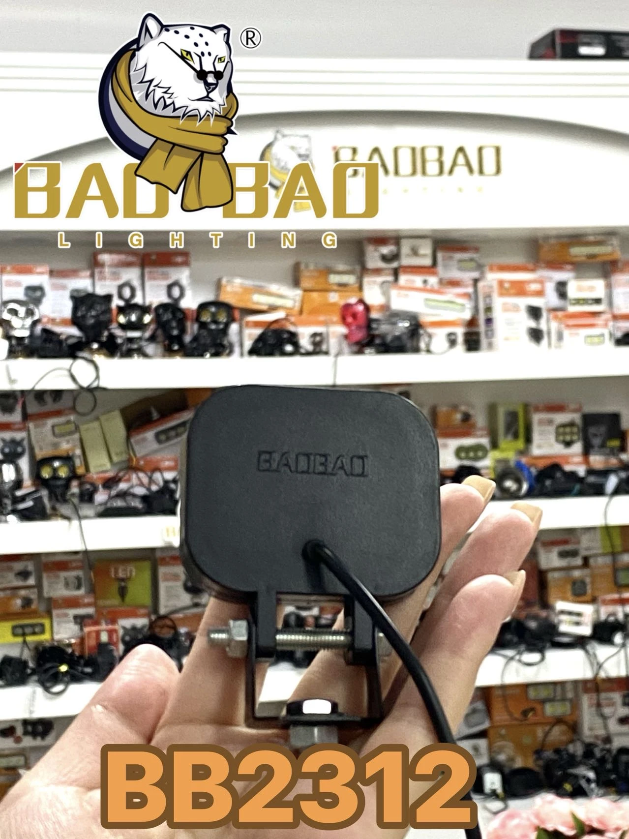 Kit de ojos LED digitales para moto o carro, color negro mate, con control remoto y cable visible, modelo BB2312.