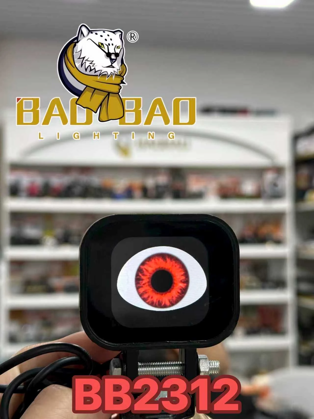 Kit de ojos LED digitales para moto o carro, modelo BB2312, con iris rojo brillante y carcasa negra, control remoto incluido.