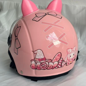 Casco rosa para niños con orejas de gato, diseño de Hello Kitty y lazo, visor transparente y ventilación lateral.
