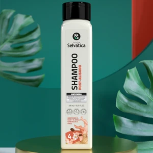 Bote blanco de 500 ml de Shampoo Post Alisado de la marca Selvática, con tapa negra y etiqueta que muestra de cabello liso y brillante.