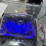 Stop integrado LED para moto Boxer CT sin soldar cables, con luz azul brillante y diseño de alas, envuelto en plástico protector.