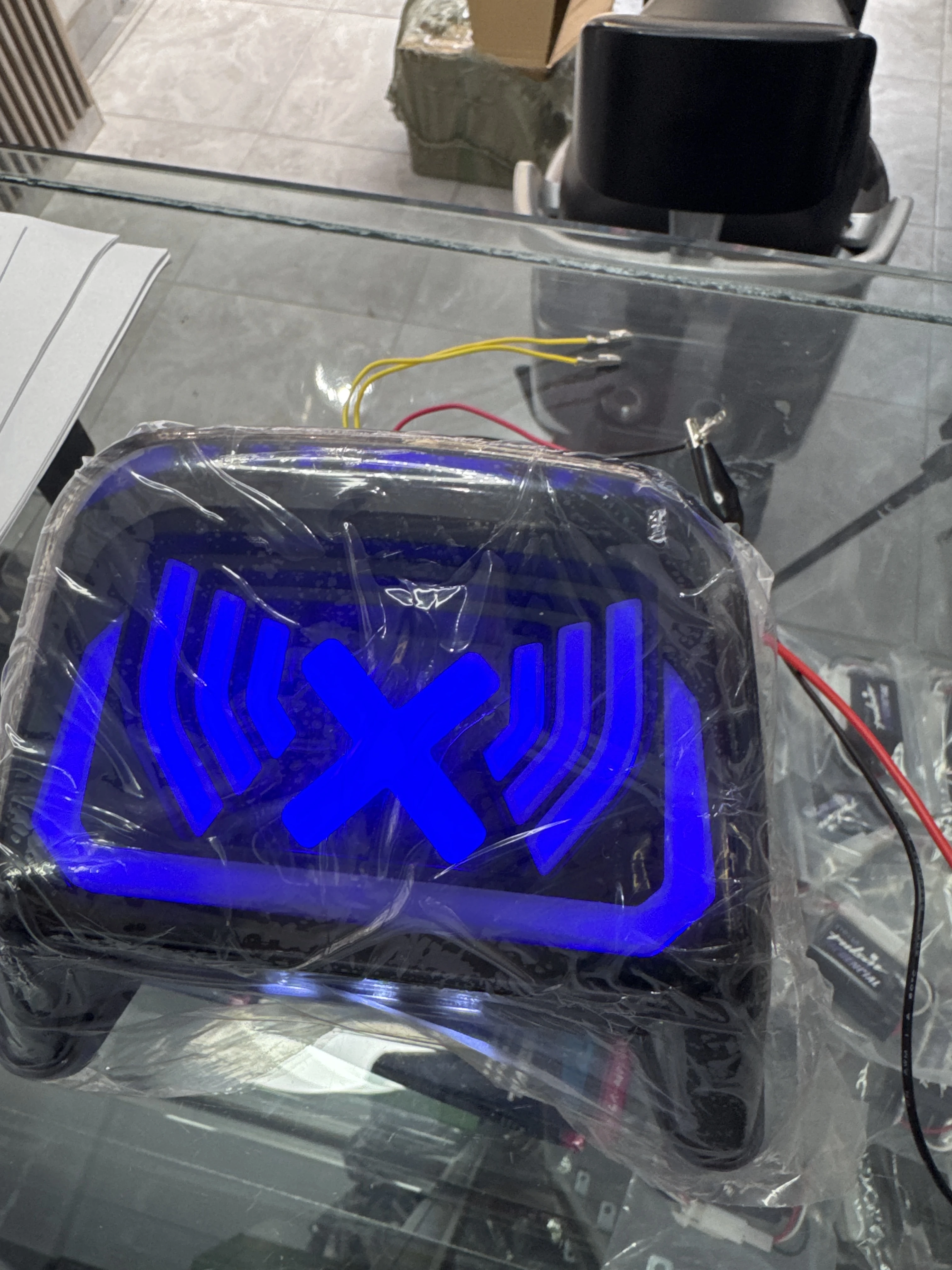 Stop integrado LED para moto Boxer CT sin soldar cables, con luz azul brillante y diseño de alas, envuelto en plástico protector.