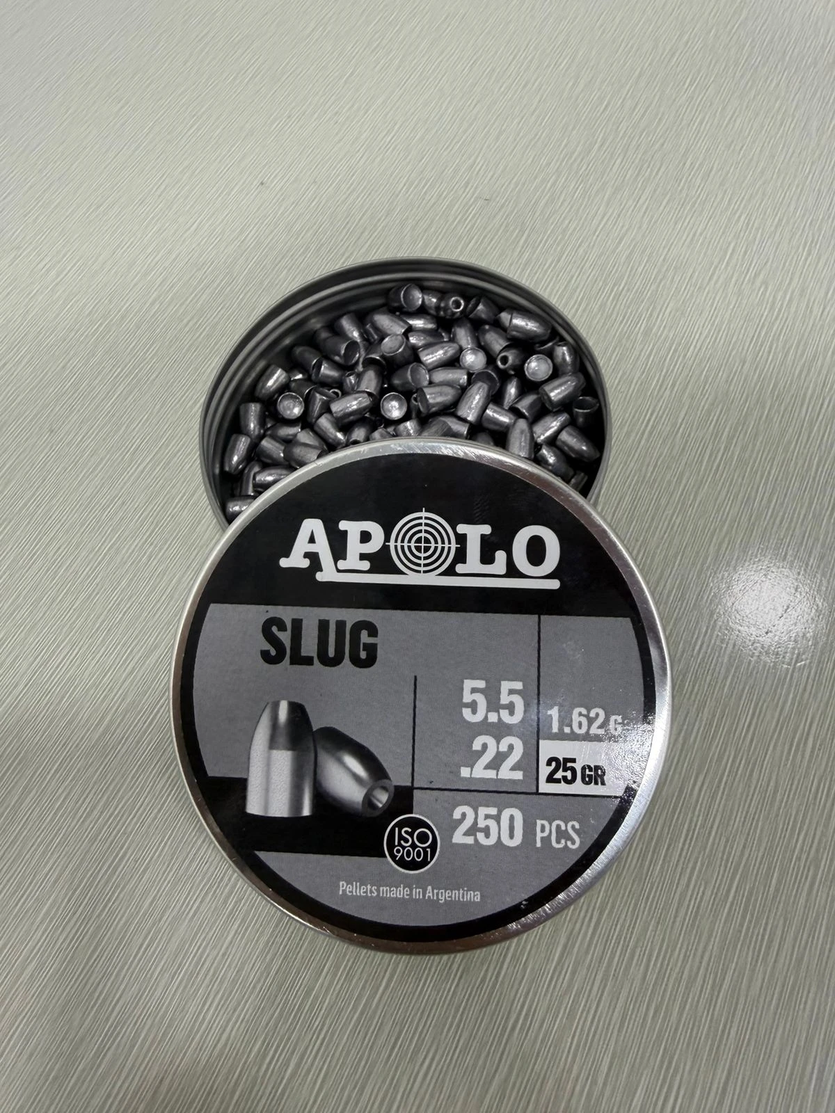 Lata abierta de diábolos Apolo Slug de 5.5 milímetros en plomo, calibre 22 de veinticinco grains, mostrando numerosos proyectiles en su interior.