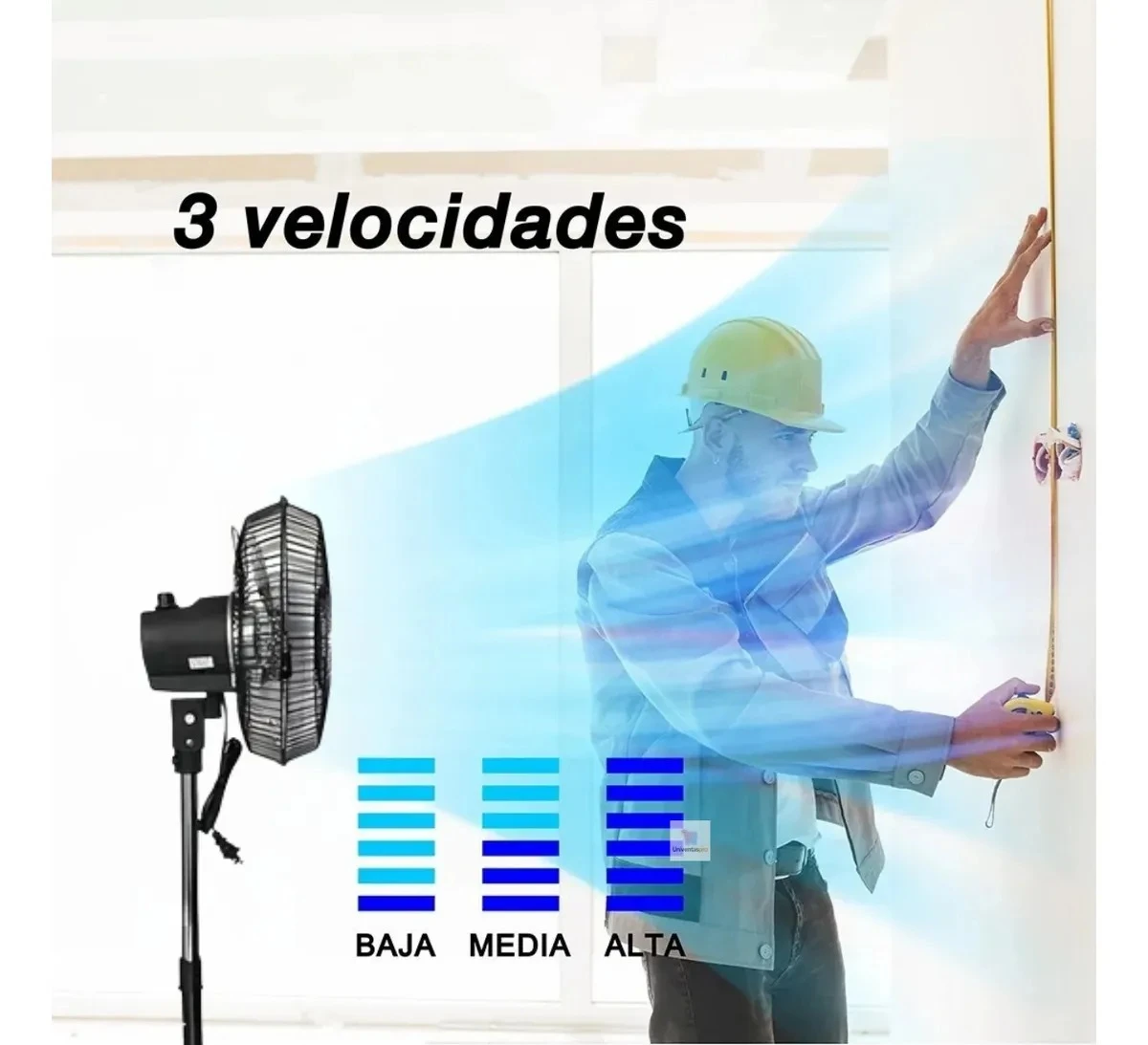 Ventilador de pedestal negro con tres aspas, base regulable y tres niveles de velocidad indicados con barras azules. Incluye trabajador en obra bajo flujo de aire simulado.