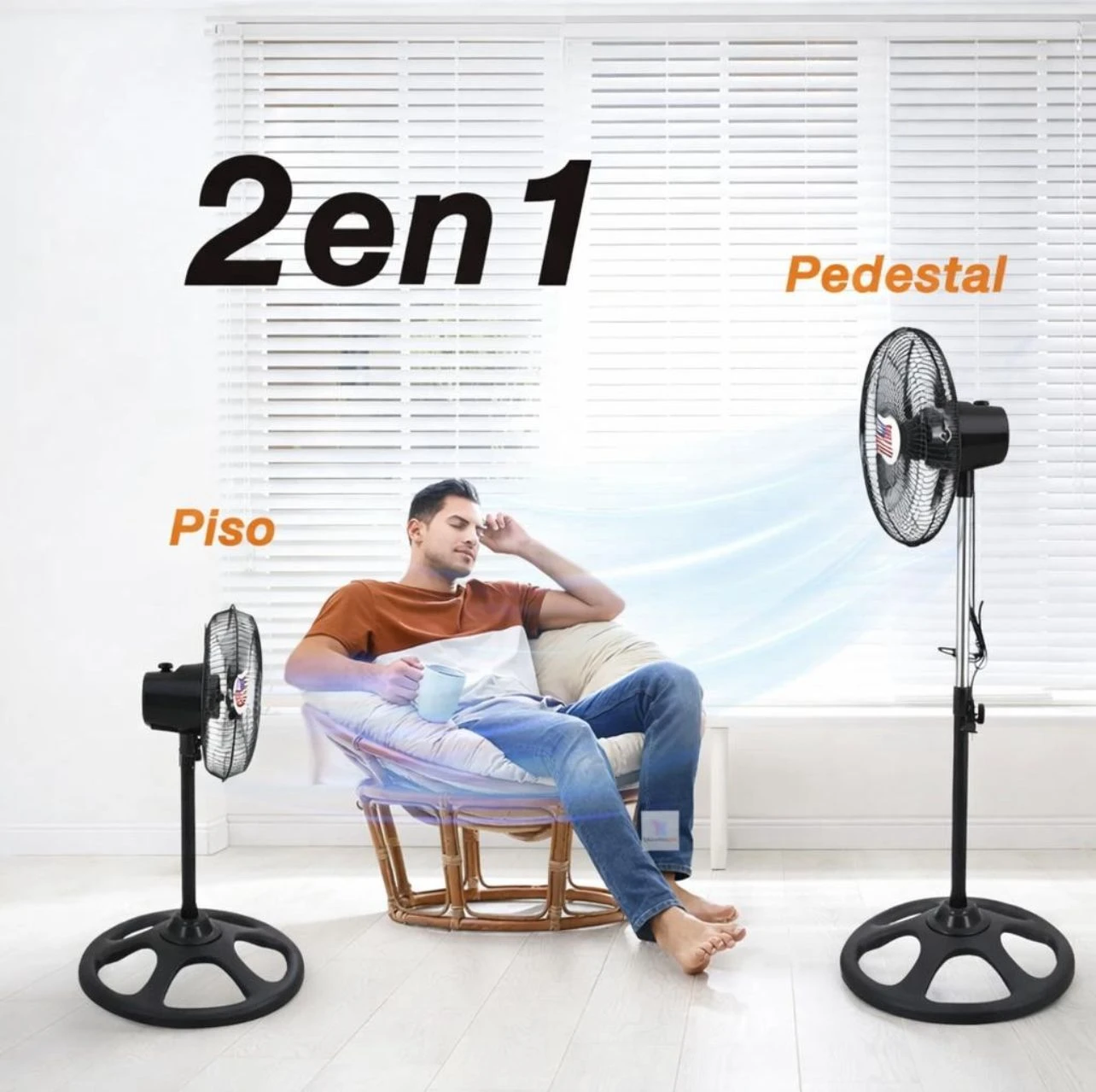 Ventilador pedestal negro con tres aspas, base regulable y modo de pie; muestra variante piso y pedestal en sala luminosa con persona relajada.