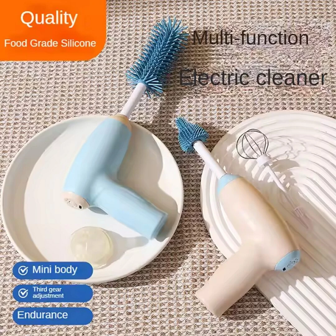 Dos limpiadores eléctricos de botellas en tonos pastel, uno azul claro y otro beige, con cepillos rotatorios azules. Incluyen accesorios como cepillo de alambre y boquilla, sobre platos blancos sobre tela texturizada.