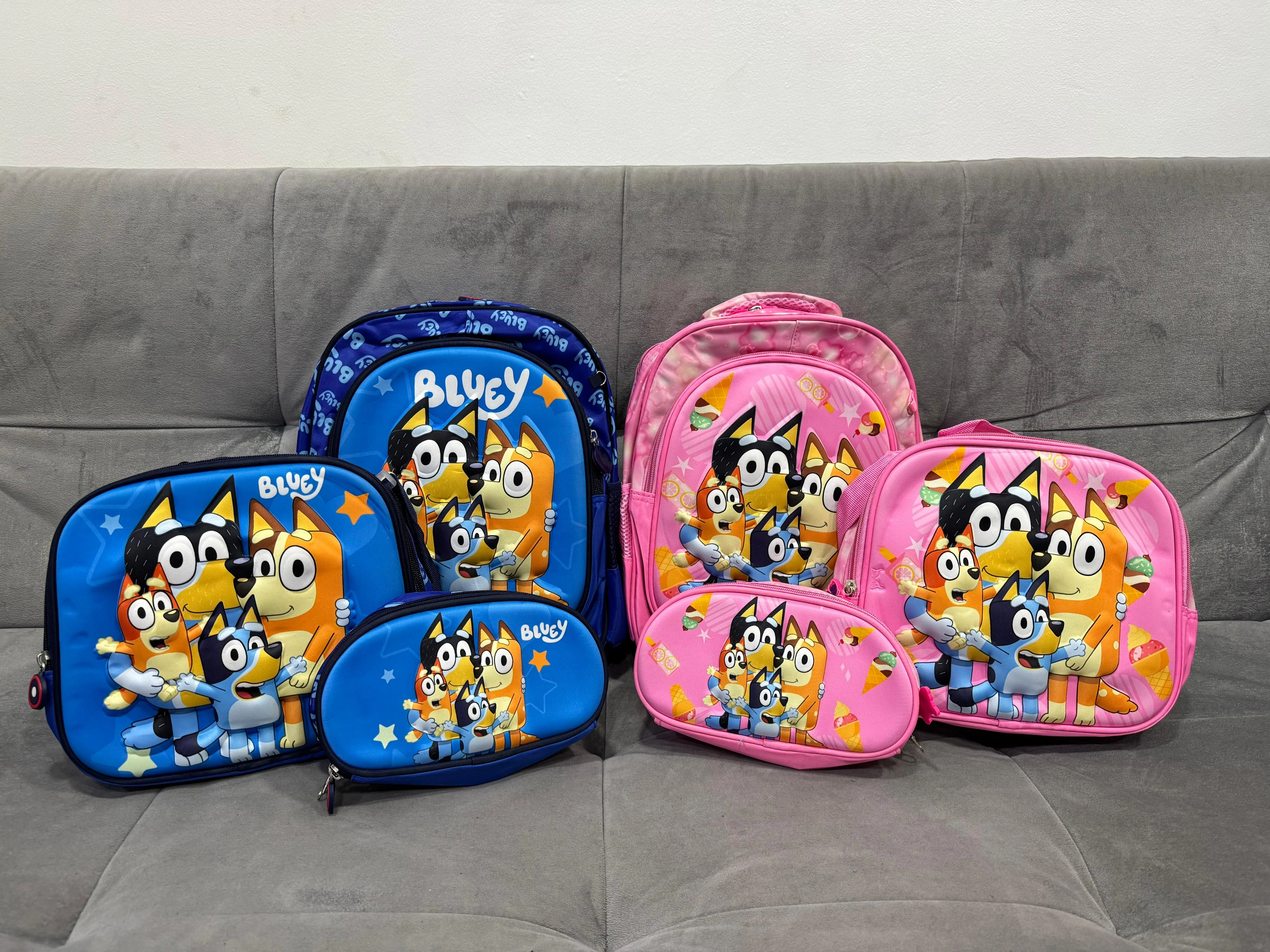 Conjunto de mochila escolar 3D con lonchera y estuche, en colores azul y rosa, con personajes de Bluey.