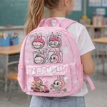 Mochila escolar infantil rosa con estampado de personajes Labubu, vista posterior en aula.