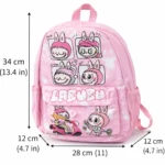 Mochila escolar infantil Labubu rosa con estampado de personajes, medidas 34 cm de alto por 28 cm de ancho, ideal para transporte diario de útiles escolares.