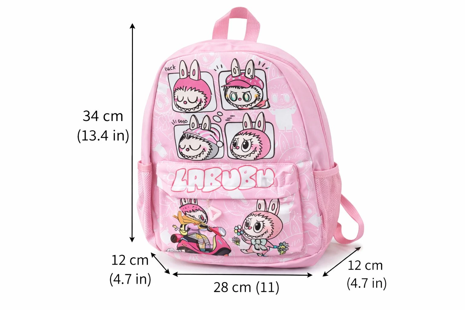 Mochila escolar infantil Labubu rosa con estampado de personajes, medidas 34 cm de alto por 28 cm de ancho, ideal para transporte diario de útiles escolares.