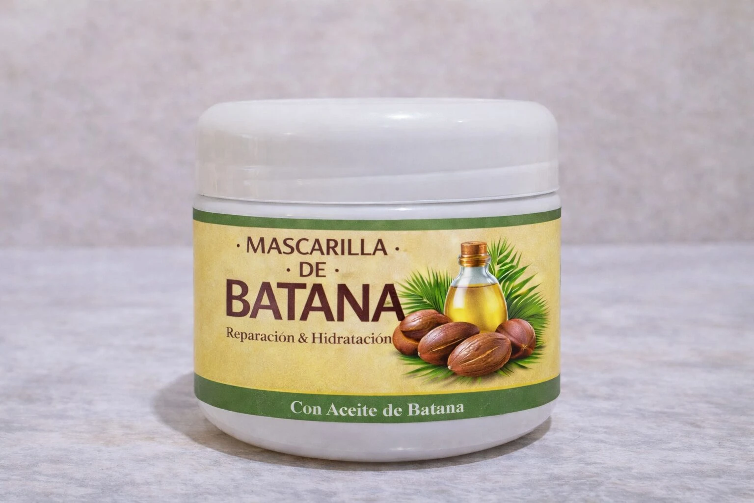 Mascarilla Batana Oil en frasco blanco con tapa, etiqueta amarilla y verde que muestra aceite, nueces y palmas. Producto para reparación e hidratación de cabello.