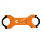 Barra estabilizadora NS 200 en color naranja con detalles en negro, diseñada para proteger la parte frontal de la motocicleta.