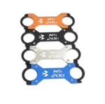 Cuatro barras estabilizadoras NS 200 de acero inoxidable en colores naranja, negro, plateado y azul, con logotipo y modelo visibles, diseñadas para proteger la parte frontal de motocicleta.