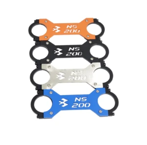 Cuatro barras estabilizadoras NS 200 de acero inoxidable en colores naranja, negro, plateado y azul, con logotipo y modelo visibles, diseñadas para proteger la parte frontal de motocicleta.