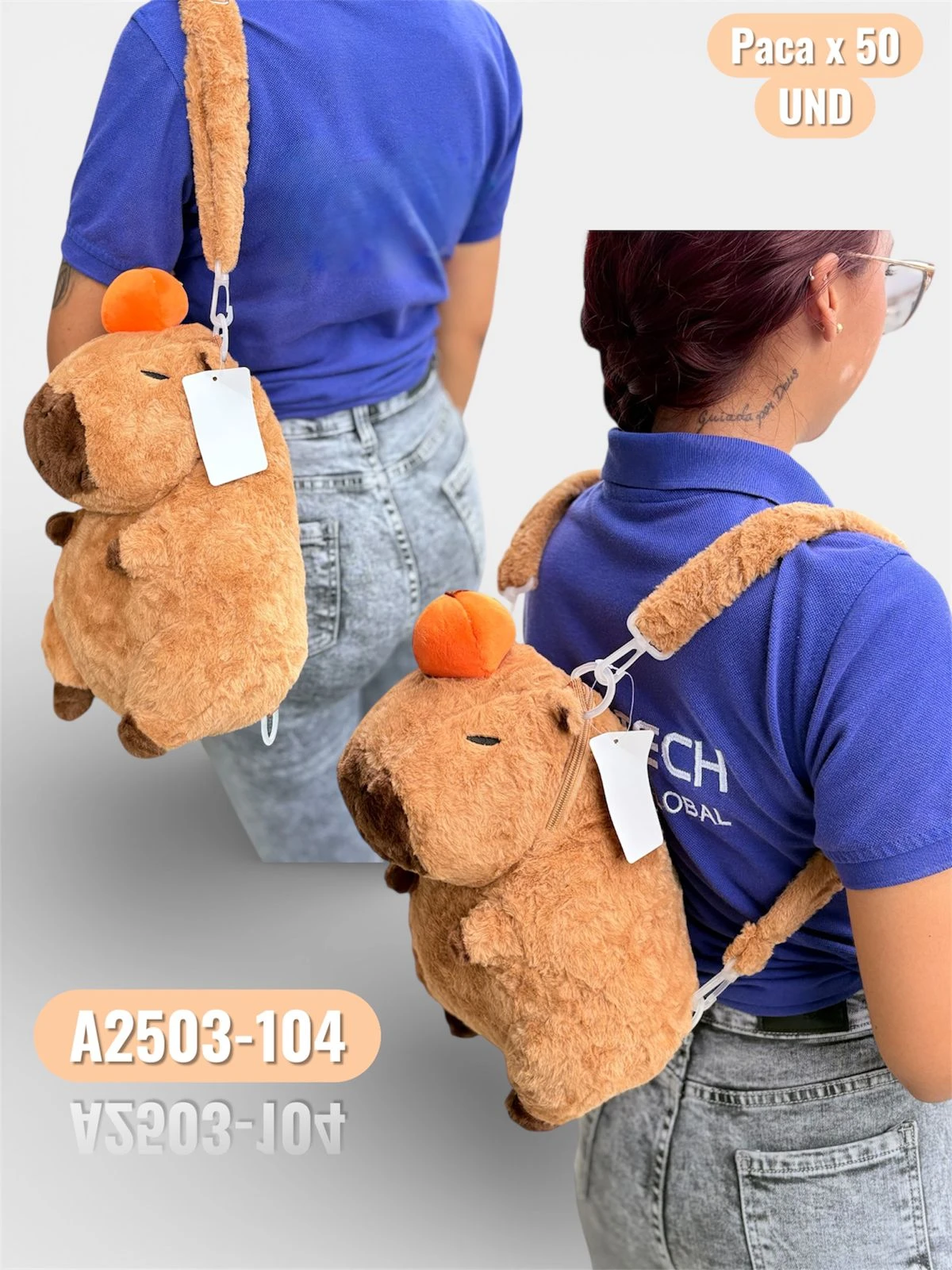 Mochila de peluche capibara marrón con correa ajustable, vista trasera y lateral, ideal para estudiantes. Incluye etiqueta de producto y texto "Paca x 50 UND".