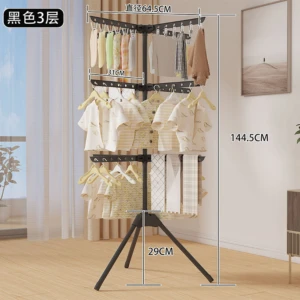 Tendedero giratorio triple de 3 niveles en color negro, con medidas de 64,5 cm de diámetro, 144,5 cm de altura y 29 cm de base. Muestra ropa infantil colgada en cada nivel, ubicado en un ambiente interior con luz natural.