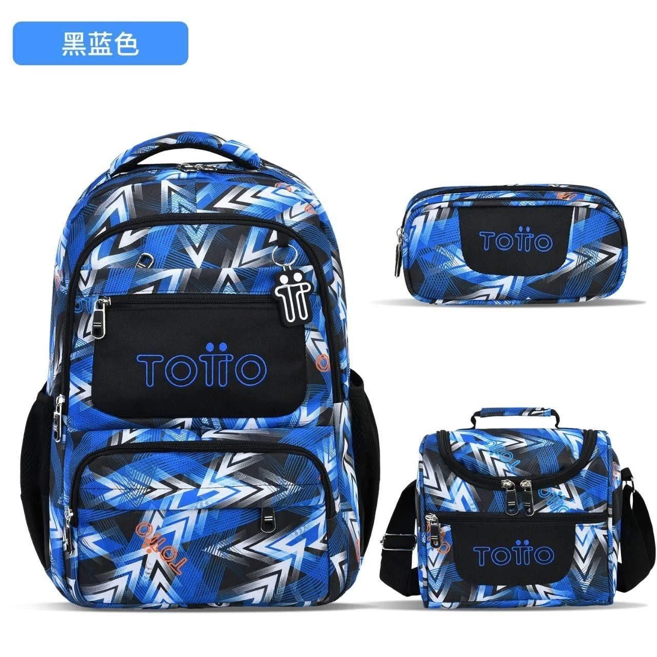 Maleta escolar Totto en color azul con estampado geométrico, mostrada junto a su estuche y bolsa de almuerzo, todos con el logo de la marca.