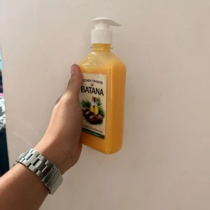 Acondicionador de Batana en presentación de 400 ml, con dispensador blanco y etiqueta que muestra de coco y palmera.